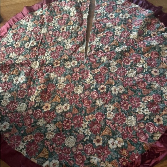 SOLD! Vintage tree skirt 58 inches - Picture 5 of 8